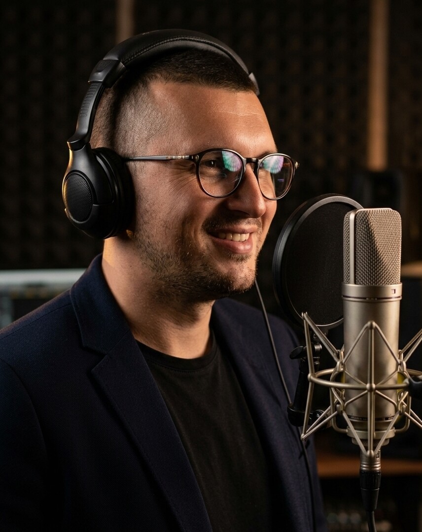 Milinko Mile Vasiljević (Loznica, 18. mart 1981) iskusni srpski spiker, glasovni glumac, novinar i audio-producent sa vi&scaron;e od 25 godina uspe&scaron;ne karijere u medijima i umetnosti.