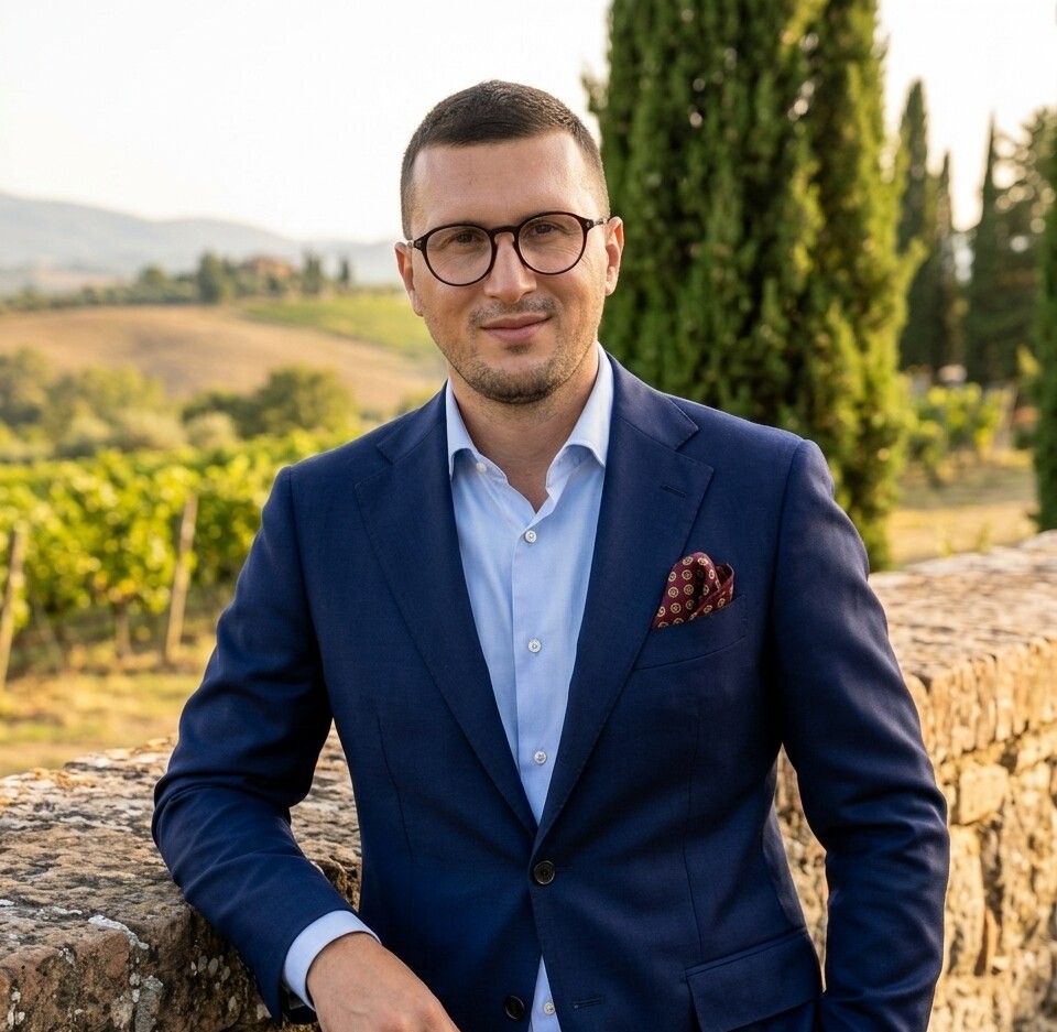 Milinko Mile Vasiljević (Loznica, 18. mart 1981) iskusni srpski spiker, glasovni glumac, novinar i audio-producent sa vi&scaron;e od 25 godina uspe&scaron;ne karijere u medijima i umetnosti.