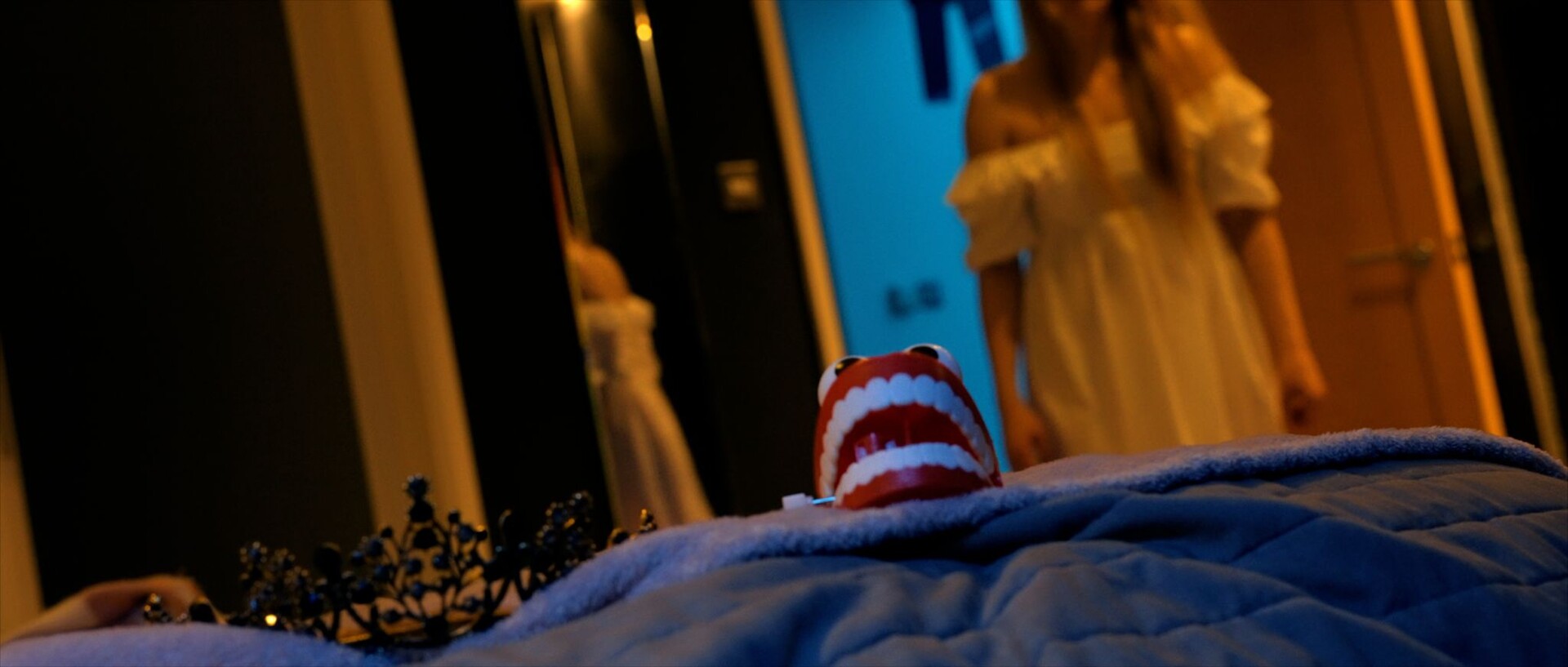 Chattering teeth wind up toy in The R.I.P. Man (2025) - Film Purgatory